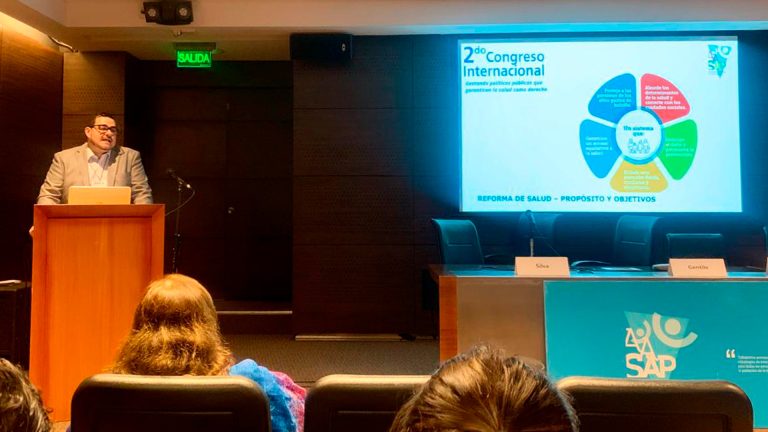 Diego Silva, vicepresidente SOCHISAL, presentando en Congreso Internacional de Salud Pública