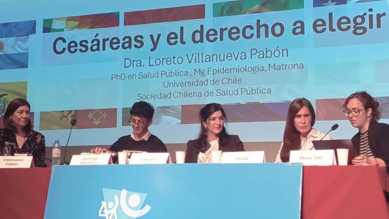 Dra. Loreto Villanueva Pabón (izquierda), miembro del directorio SOCHISAL, presentando