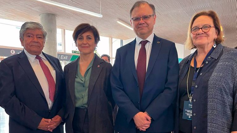 Autoridades Universidad de Valparaíso, ministra de Salud y presidenta SOCHISAL.