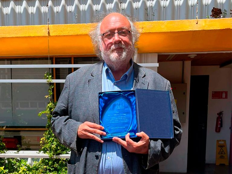 SOCHISAL distingue la trayectoria y compromiso del Dr. Marcos Vergara con la salud pública en Chile