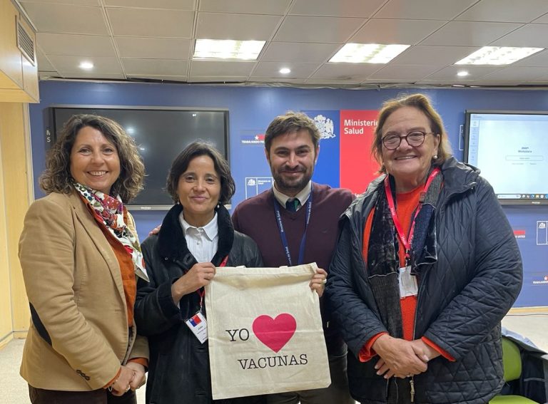 Dra. Elizabeth López, SOCHISPO, Dra. Anamaría Arriagada COLMED, Dr. Ignacio Castro Aguirre Jefe del Progrtama Nacional de Inmunizaciones y Dra. Guadalupe Verdejo P. presidenta SOCHISAL.